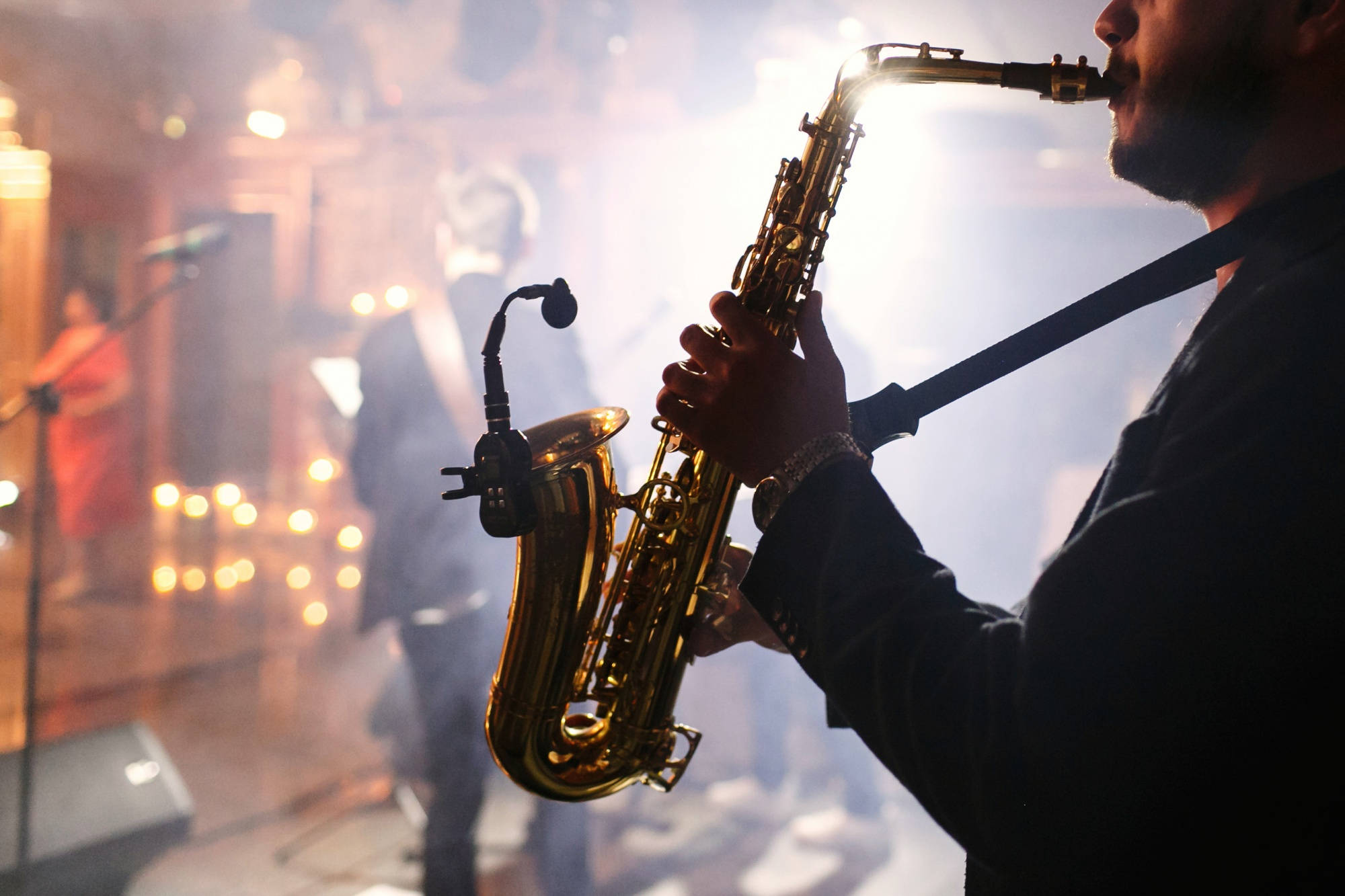 man-plays-saxophone